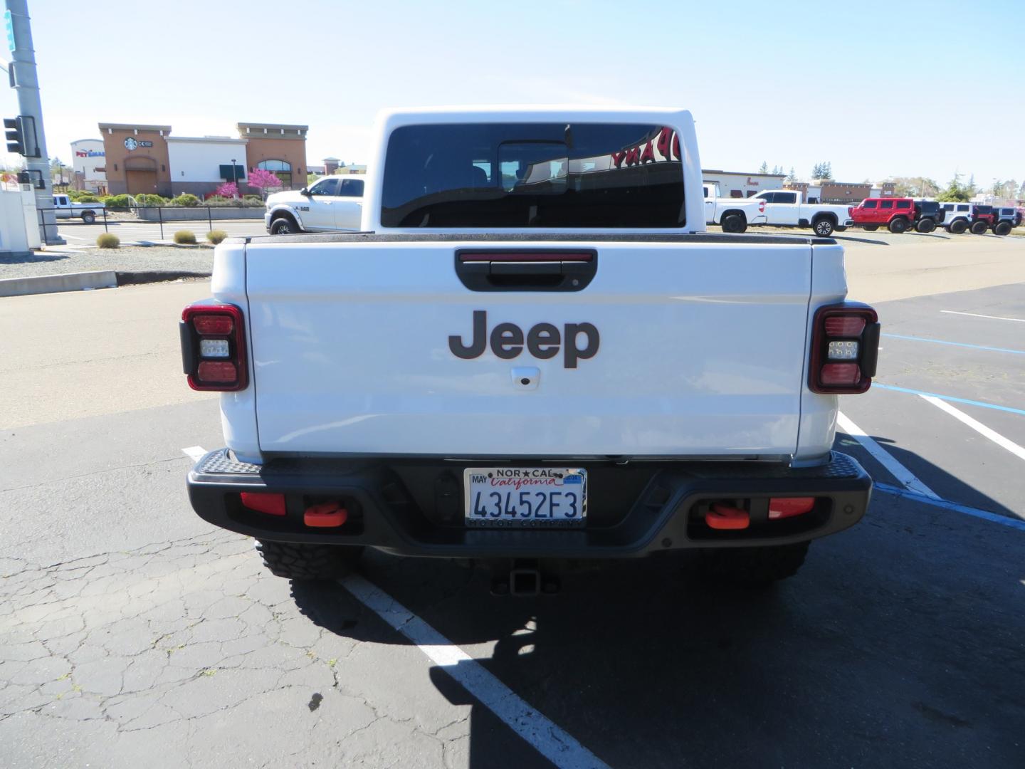 2021 White /Black Jeep Gladiator Mojave (1C6JJTEG5ML) with an 3.6L V6 DOHC 24V engine, automatic transmission, located at 2630 Grass Valley Highway, Auburn, CA, 95603, (530) 508-5100, 38.937893, -121.095482 - Mojave Edition Gladiator with 17" KMC wheels, 37" Cooper STT Pro tires, front bumper, Badlands winch, removable front license plate, and rock sliders. - Photo#5